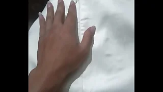 Viendo la falda de sat&eacute;n que le robe a mi prima